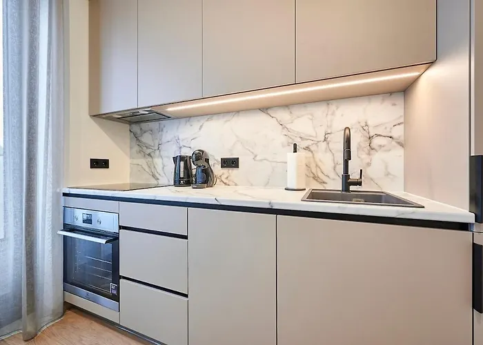 Brand New 2026 - Self Check-in - Balcony - Near Hilton Apartmán *